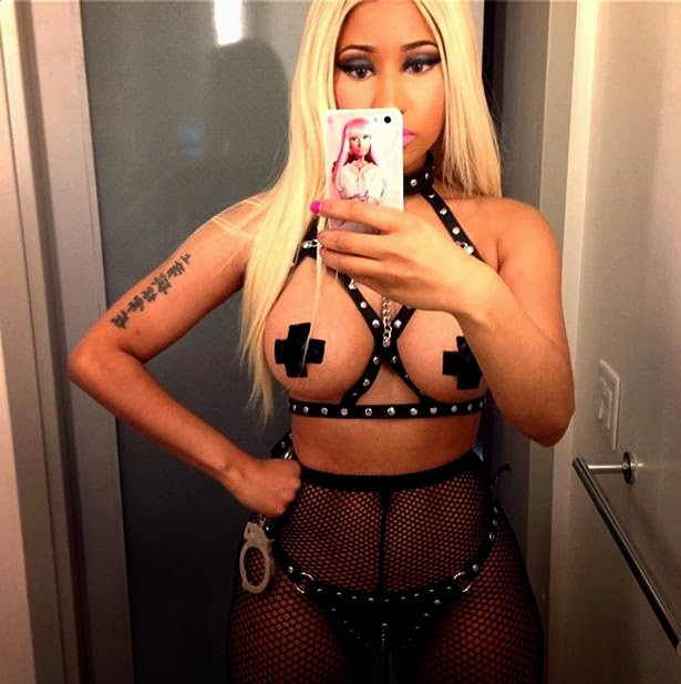 Idol singer in the nude